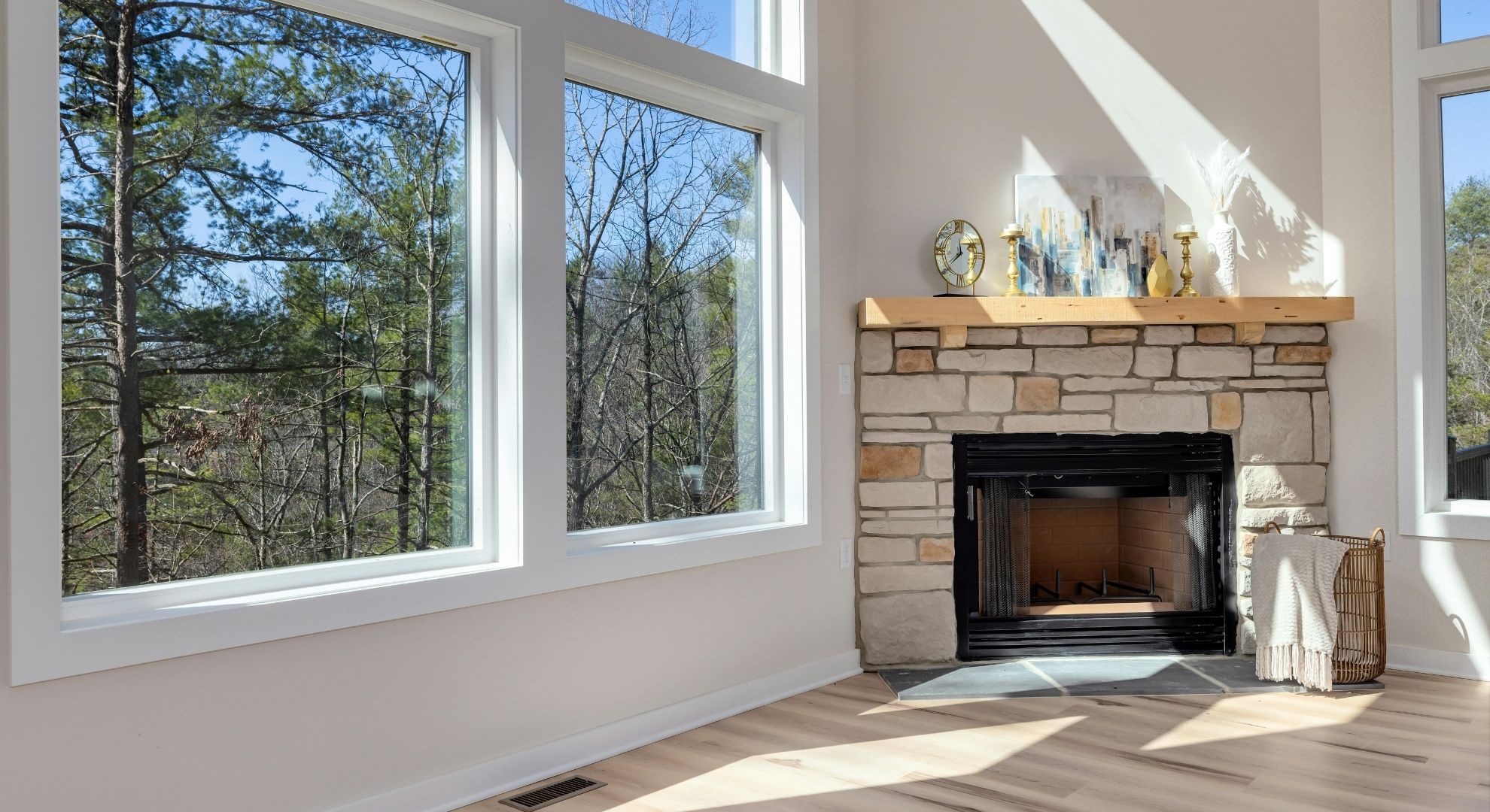 une cheminée dans une pièce lumineuse qui évoque l'été